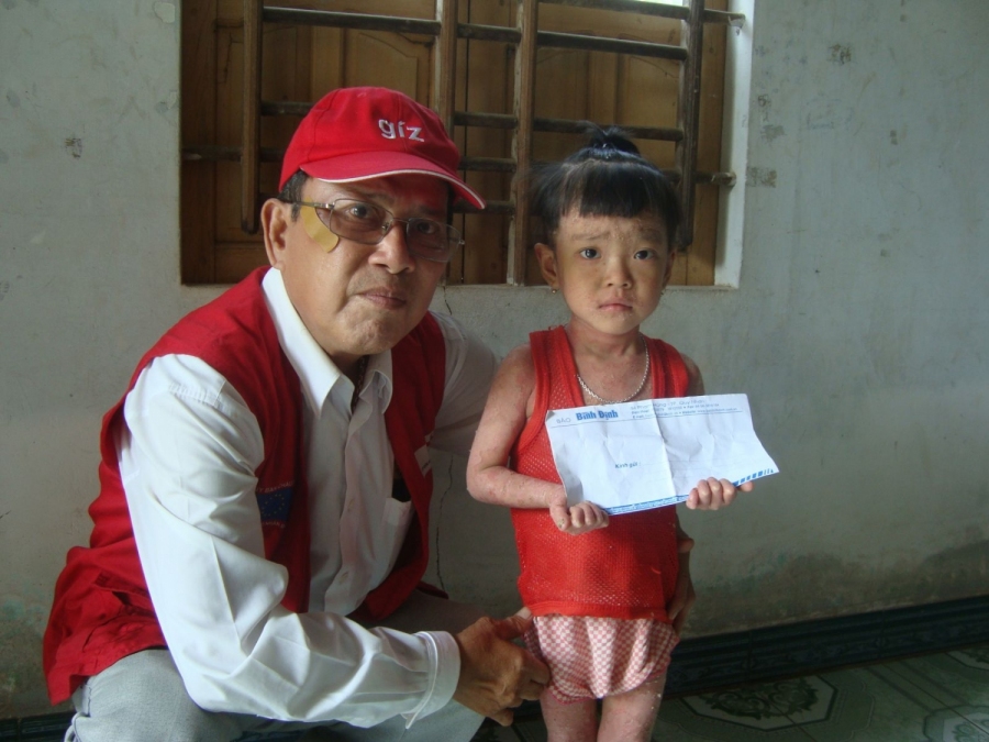Trao tiền nhân ái cho các trường hợp bệnh tật khó khăn