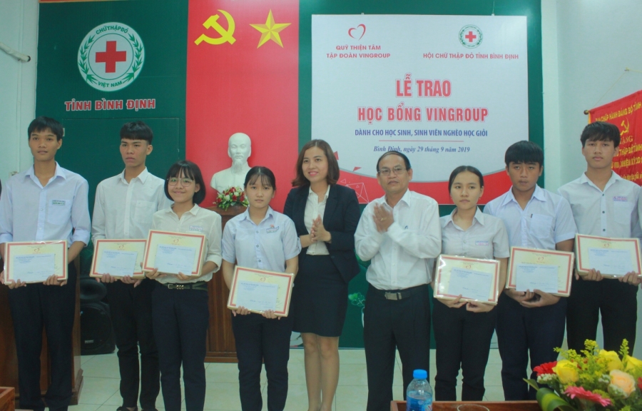 Bà Trần Thị Lệ Uyên - Đại diện Quỹ Thiện Tâm tập đoàn Vingroup và ông Hà Văn Cát - Chủ tịch Hội CTĐ tỉnh trao tặng học bổng cho các em học sinh, sinh viên nghèo học giỏi