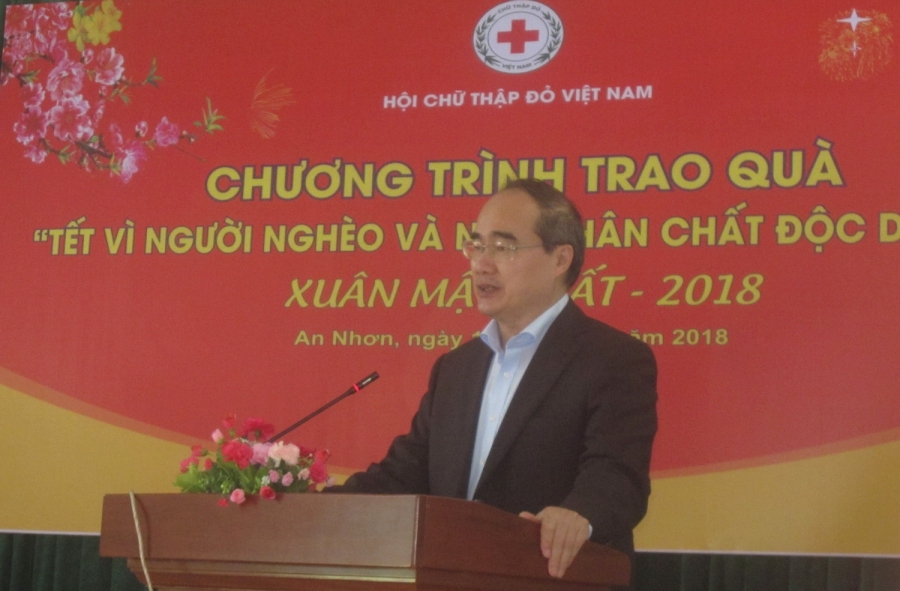 Đồng chí Nguyễn Thiện Nhân - Ủy viên Bộ chính trị, Bí thư Thành ủy Thành phố Hồ Chí Minh thăm và tặng quà Tết cho đồng bào nghèo và nạn nhân chất độc da cam tại tỉnh Bình Định