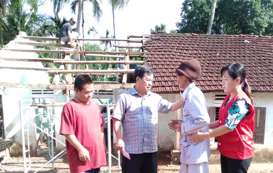 Lãnh đạo UBND huyện và Hội CTĐ huyện thăm hỏi, động viên hộ ông Nguyễn Thành Phong - thôn Hội Long - xã Ân Hảo Đông - huyện Hoài Ân