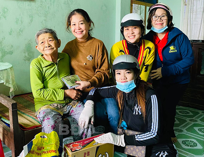 Mang yêu thương đến người già neo đơn, khó khăn
