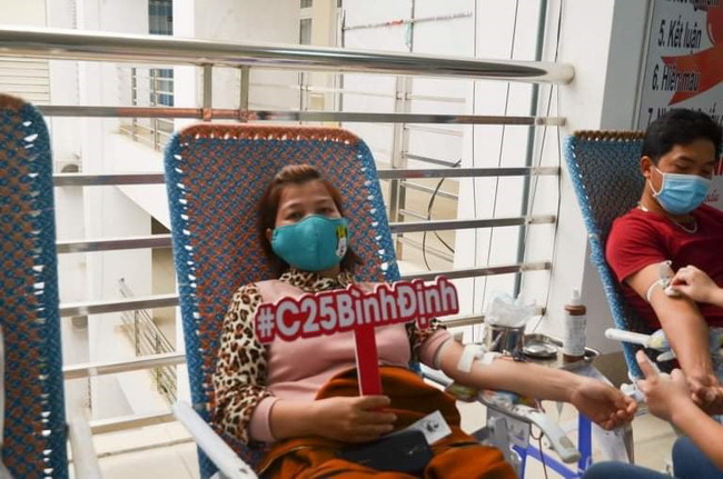 Chị Hà Thị Cẩm Tài (ở Phước Sơn, Tuy Phước) tích cực tham gia hiến máu tình nguyện tại các đợt tập trung hoặc đột xuất để cứu bệnh nhân trong giai đoạn dịch bệnh diễn biến phức tạp. Ảnh: N.T