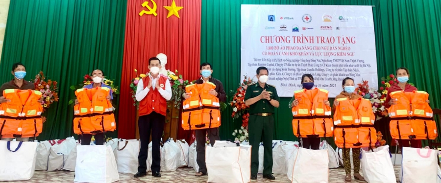 BÌNH ĐỊNH: TIẾP TỤC TRAO TẶNG 400 BỘ ÁO PHAO ĐA NĂNG CHO NGƯ DÂN