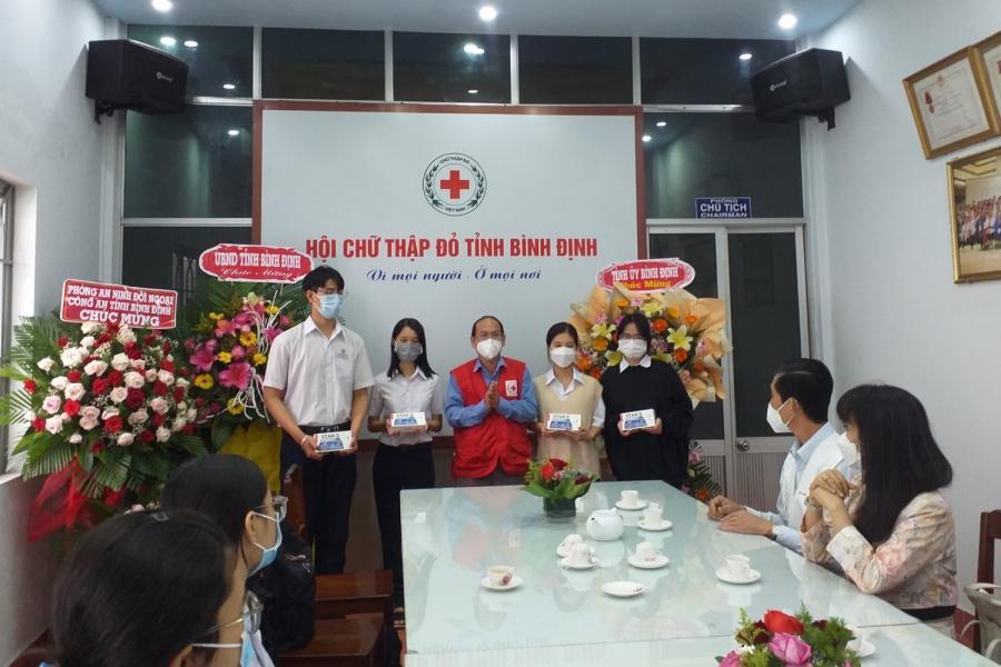TRAO TẶNG ĐIỆN THOẠI THÔNG MINH CHO HỌC SINH NGHÈO HỌC GIỎI
