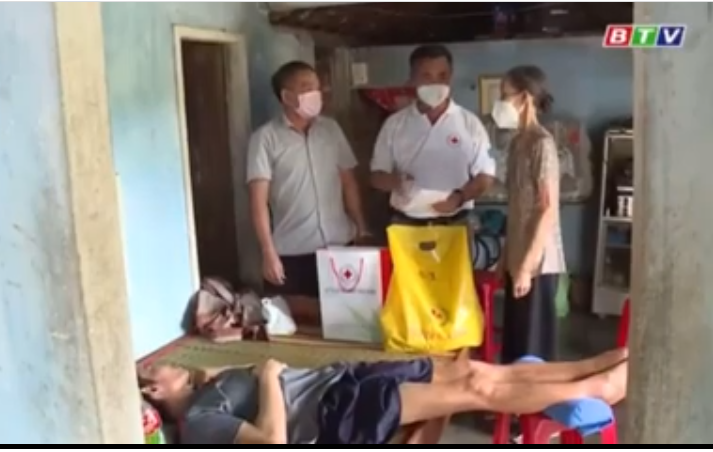Lãnh đạo Hội CTĐ tỉnh Bình Định và huyện Vĩnh Thạnh đến thăm hỏi, động viên và chia sẻ một phần khó khăn cùng gia đình