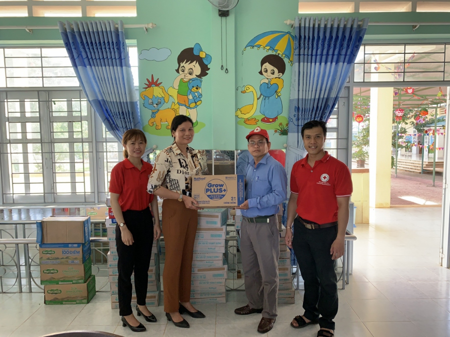 Tặng gần 100 thùng sữa cho học sinh mầm non