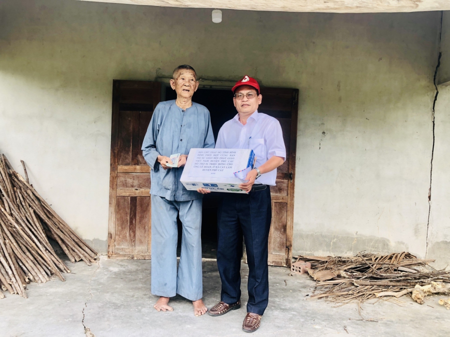 Hội Chữ thập đỏ tỉnh trao tặng 60 thùng sữa