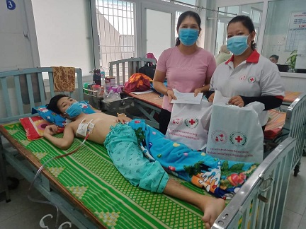 Trao 3,5 triệu đồng cho em Nguyễn Ngọc Long