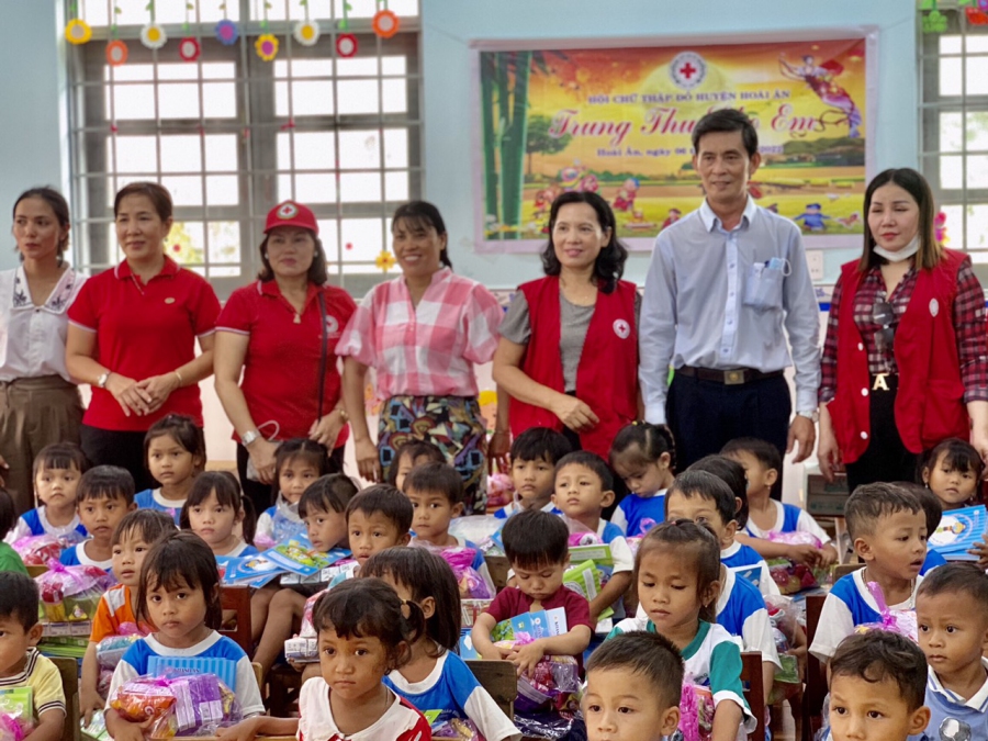 HỘI CHỮ THẬP ĐỎ TẶNG QUÀ TRUNG THU CÁC TRƯỜNG MẪU GIÁO VÙNG CAO