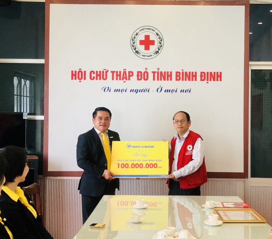 Ngân hàng Nam Á trao số tiền 100 triệu đồng cho Hội CTĐ Bình Định