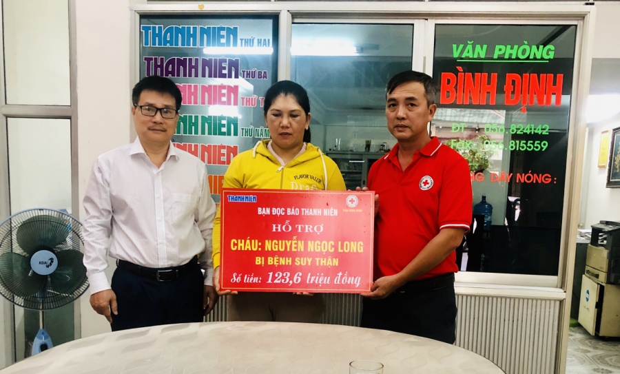 Trao tiền bạn đọc giúp thanh niên mắc bệnh hiểm nghèo
