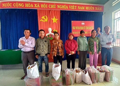 Trao quà cho hộ khó khăn nhân ngày hội "Đại đoàn kết toàn dân tộc"