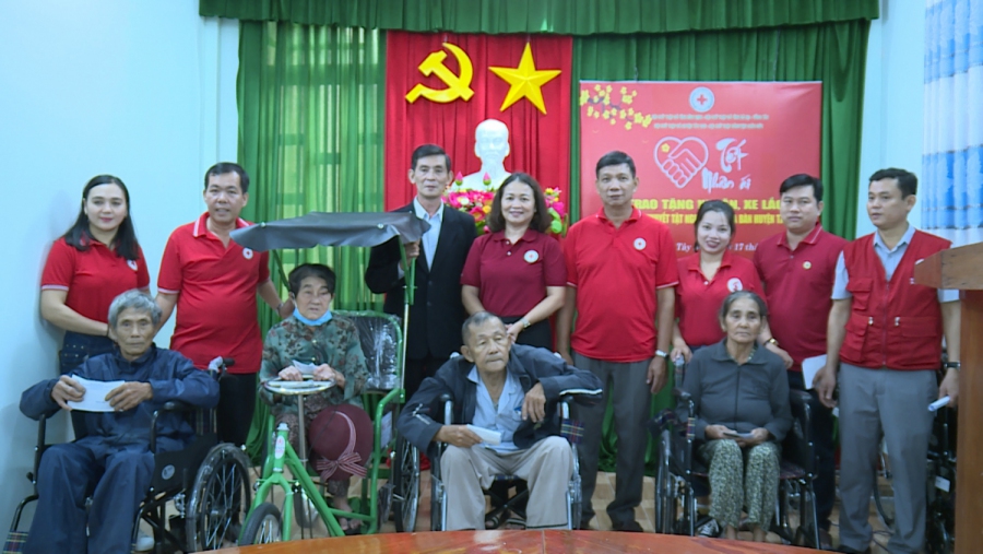 Hội Chữ thập đỏ huyện Châu Đức(tỉnh Bà Rịa- Vũng Tàu) Trao tặng xe lăn, xe lắc và quà cho người khuyết tật nghèo tại huyện Tây Sơn