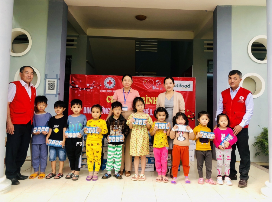Trao tặng sữa học đường cho học sinh trường Mầm non Vĩnh Thạnh