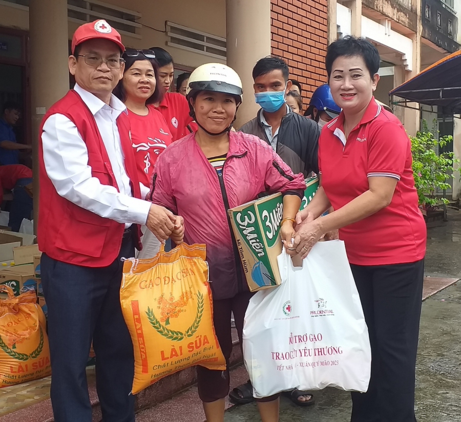 Prudential Việt Nam phối hợp tặng quà cho hộ dan được “Vui Xuân đón Tết”