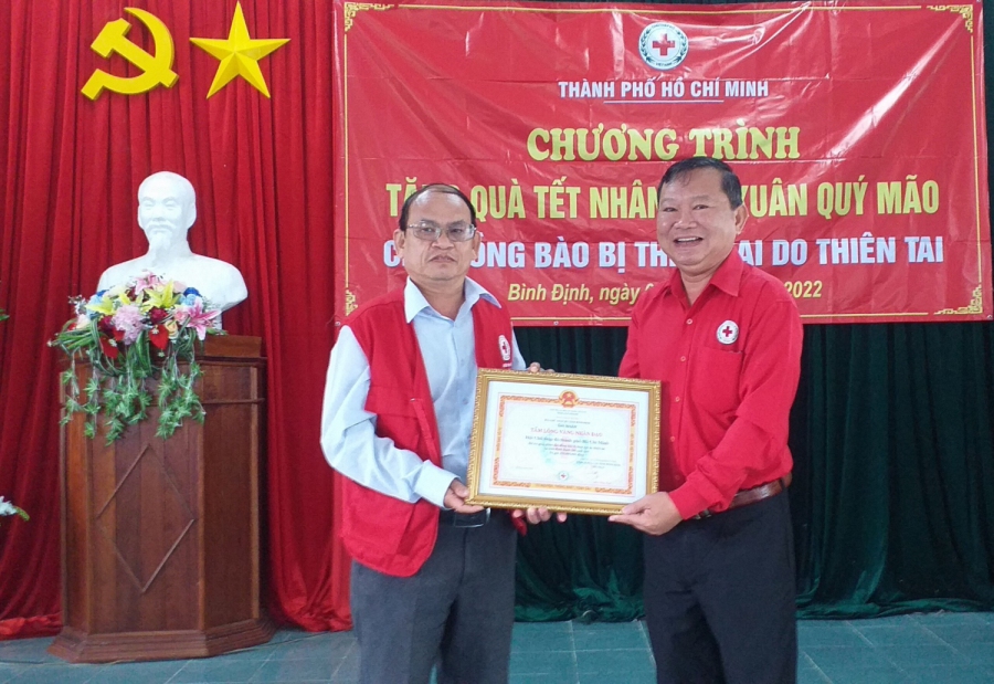 Tặng quà hỗ trợ người dân khó khăn