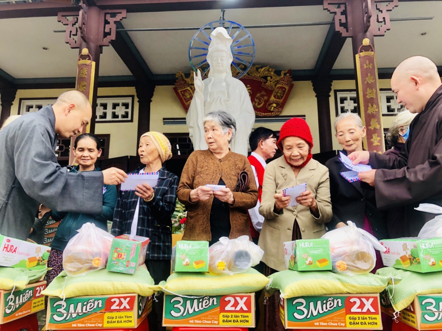 Chùa Khánh Sơn tặng quà tết cho người dân có hoàn cảnh khó khăn