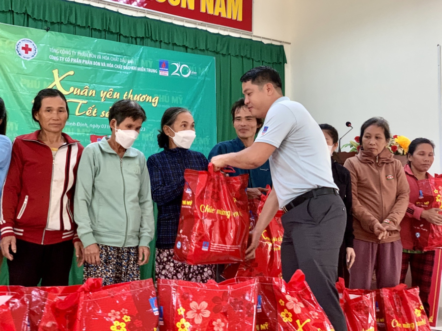 Công ty Phân bón và Hóa chất Dầu khí miền Trung tặng quà Tết cho cho hộ nghèo 3 địa phương trong tỉnh