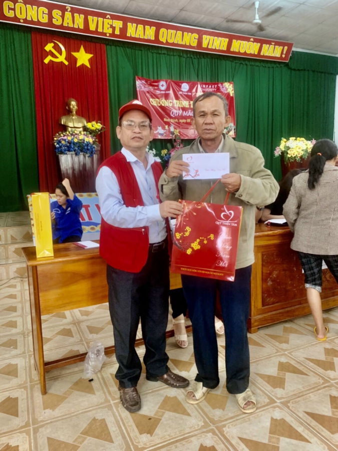 Trao tặng 2.000 suất quà Tết cho người có hoàn cảnh khó khăn