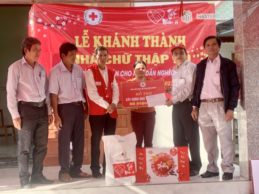 Hội CTĐ tỉnh bàn giao nhà CTĐ cho hộ nghèo