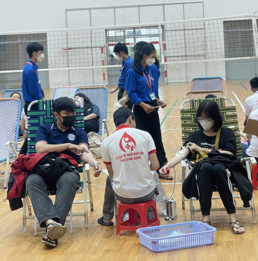Sinh viên Trường Đại học Quy Nhơn tham gia hiến máu tình nguyện