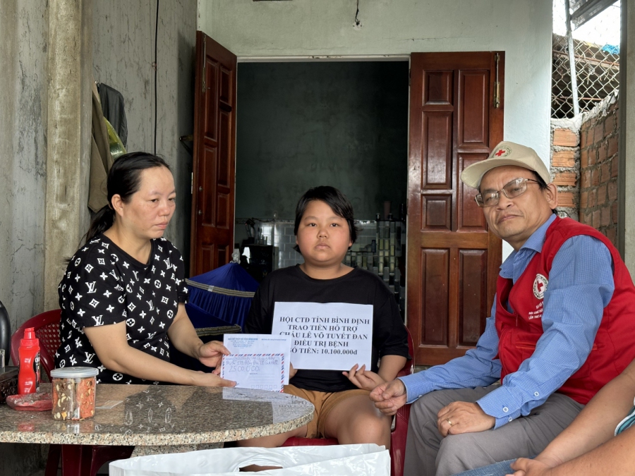 Hội CTĐ tỉnh trao tiền hỗ trợ cháu Đan điệu trị bệnh ung thư máu