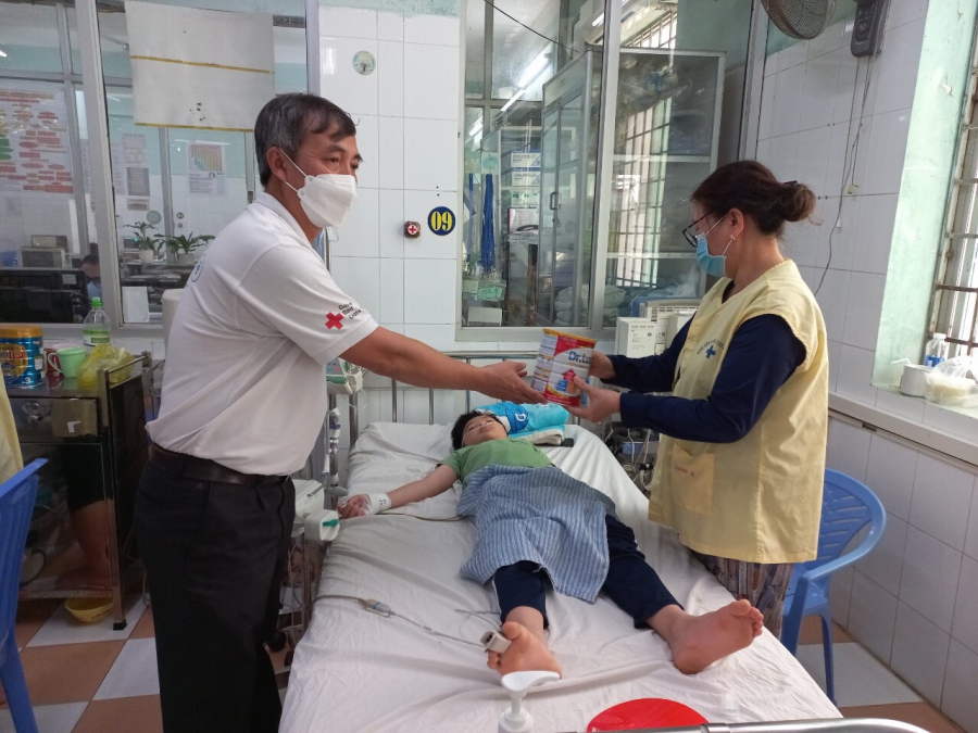 Hội Chữ thập đỏ tỉnh trao sữa cho bệnh nhi ở 2 bệnh viện trên địa bàn tỉnh