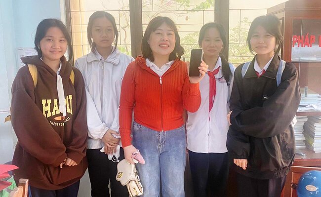 Phong trào "Người tốt, việc thiện": Nhóm học sinh nhặt được tài sản trả lại người đánh rơi