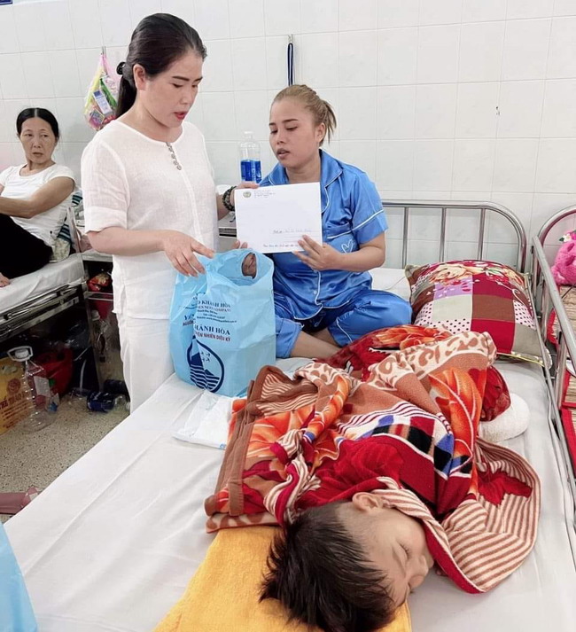 Trao tiền hỗ trợ cho 3 bệnh nhân có hoàn cảnh khó khăn