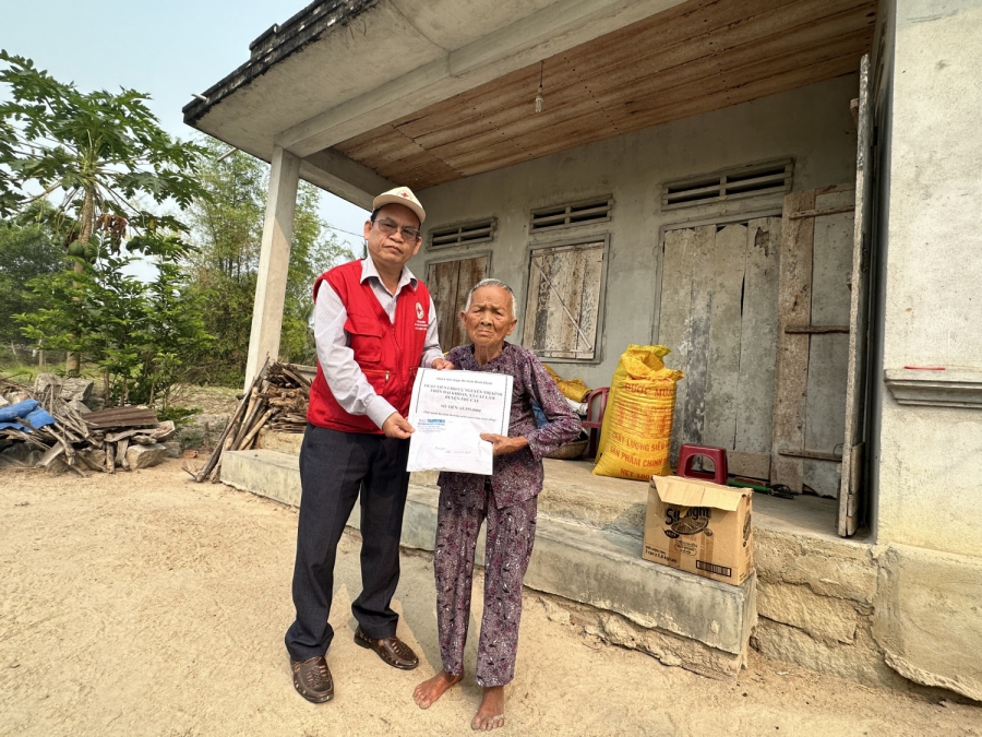 Bạn đọc báo Thanh Niên giúp đỡ gần 150 triệu đồng cho 3 đối tượng có hoàn cảnh khó khăn trên địa bàn tỉnh.
