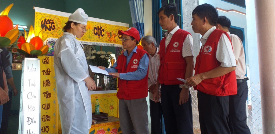 Hội CTĐ tỉnh kịp thời thăm hỏi động viên và hỗ trợ các nạn nhân bị chết trong vụ lật xe tải ở Phú Yên