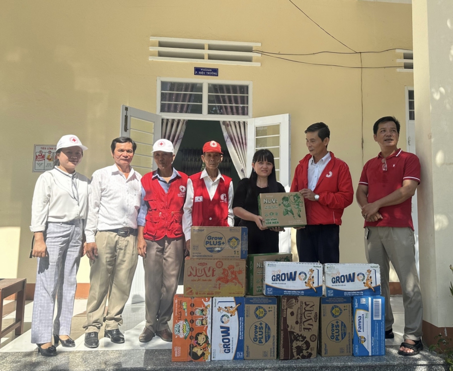 PHÙ MỸ - KHÁM BỆNH, CẤP PHÁT THUỐC CHO NGƯỜI NGHÈO