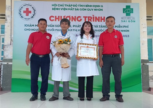 Khám mắt, tư vấn sức khỏe, tặng quà cho người già