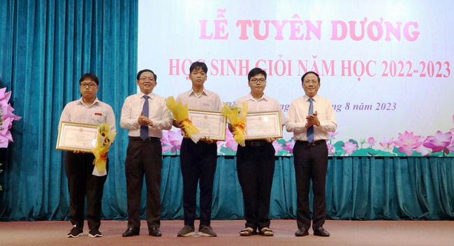 UBND tỉnh tuyên dương 60 học sinh giỏi năm học 2022 - 2023