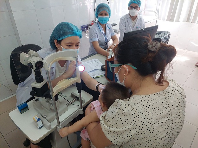 Đau mắt đỏ - ai ở nhà, ai cần đến viện?