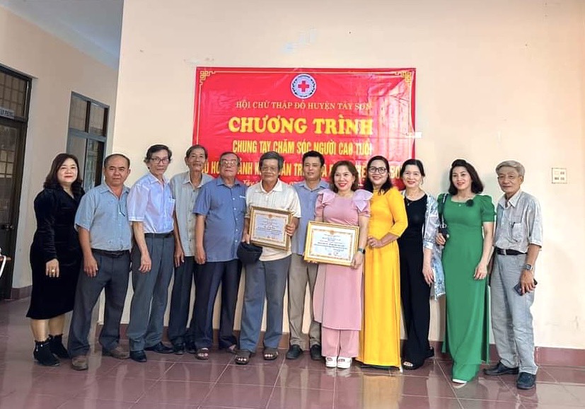 Hội CTĐ huyện Tây Sơn phối hợp tặng quà cho NCT trên địa bàn