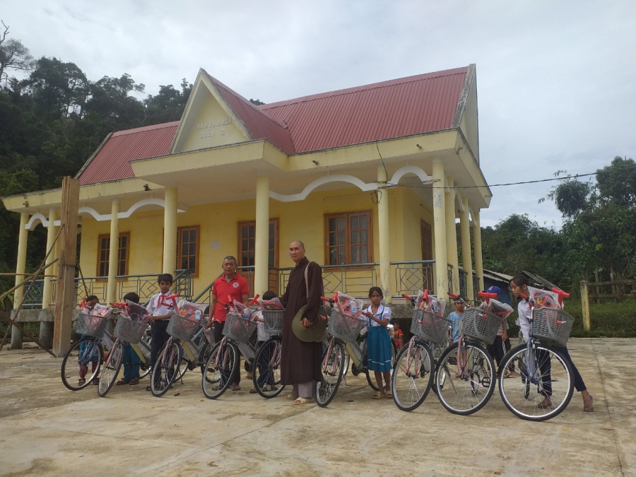 Trụ trì Chùa Long Sơn tặng xe đạp cho học sinh huyện An Lão