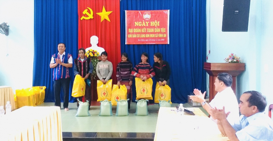 Tặng quà hộ nghèo nhân ngày Đại đoàn kết toàn dân tộc