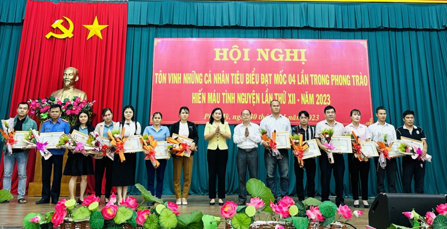 Huyện Phù Mỹ: Tôn vinh cá nhân tiêu biểu trong phong trào hiến máu tình nguyện năm 2023.