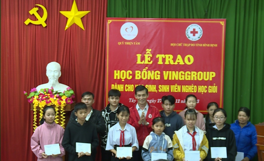 Trao học bổng Vingroup cho 12 học sinh có nghèo, hoàn cảnh khó khăn học giỏi