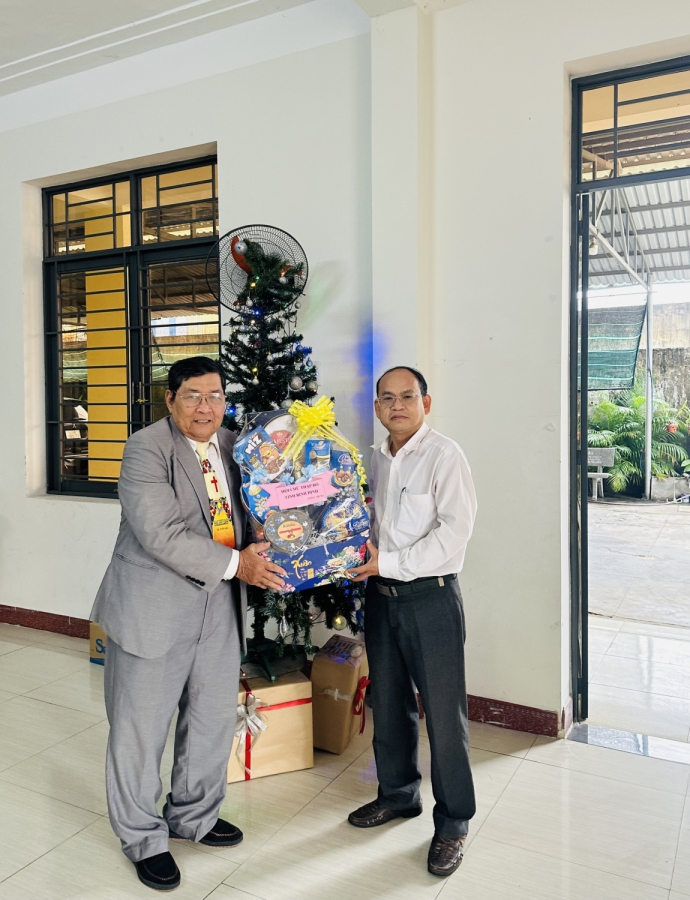 Hội CTĐ tỉnh thăm chúc mừng Giáng sinh Nhà thờ Tin Lành Phước Hậu