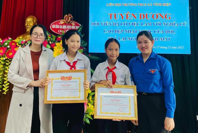 Phong trào "Người tốt, việc thiện": Trao giấy khen cho học sinh nhặt được của rơi, trả lại người đánh mất