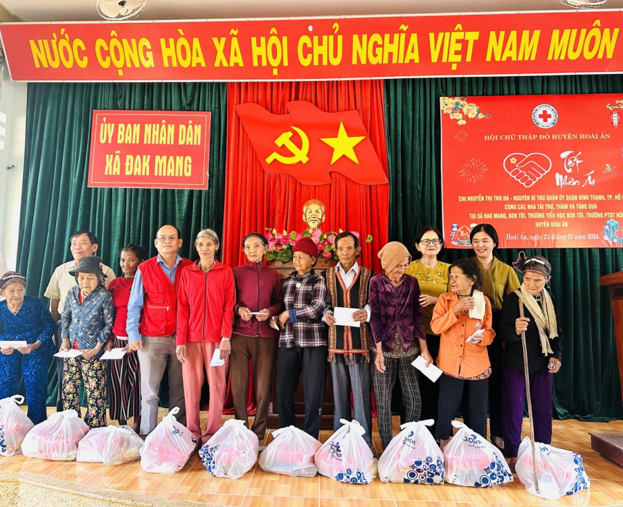 Nguyên Bí thư Quận ủy quận Bình Thạnh (TP Hồ Chí Minh) tặng quà Tết cho người dân 2 xã Bok Tơi và Đak Mang