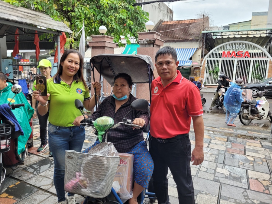 Tặng quà Tết cho người dân ở xã Ân Nghĩa
