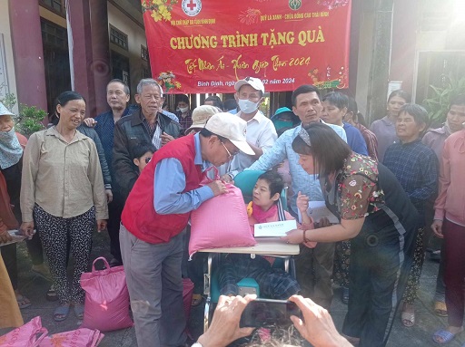Tặng 175 suất quà Tết Nhân ái - Xuân Giáp Thì 2024 tại huyện Tuy Phước và Phù Mỹ