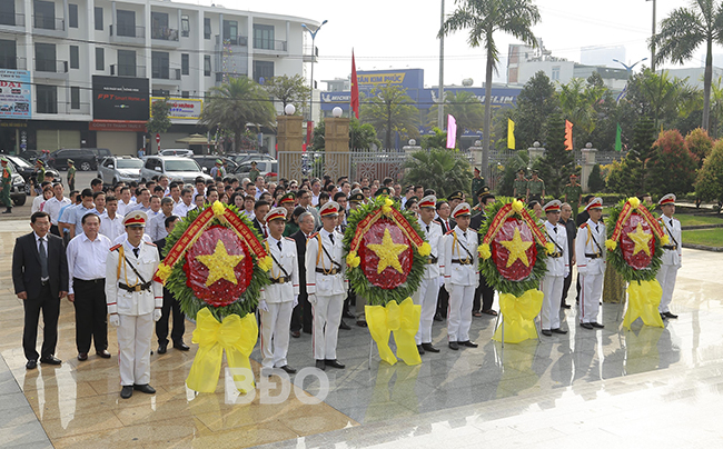 Lãnh đạo tỉnh viếng Nghĩa trang liệt sĩ TP Quy Nhơn