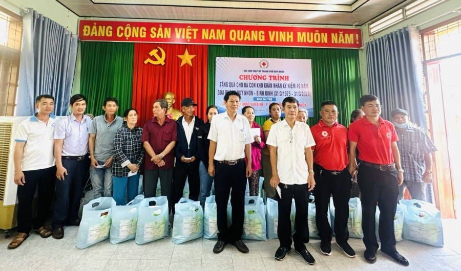 Tặng quà nhân kỷ niệm Ngày Giải phóng Quy Nhơn – Bình Định