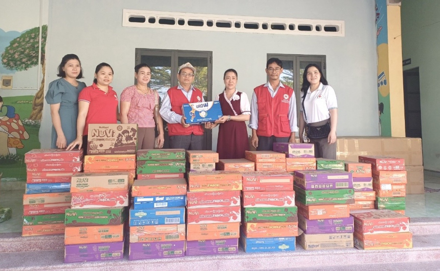 Hội chữ thập đỏ tỉnh tặng sữa cho học sinh bậc học mầm non ở 3 huyện Tuy Phước, Tây Sơn và Vĩnh Thạnh