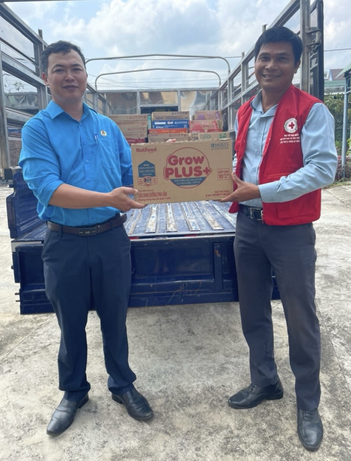 Tặng sữa tại trường tiểu học Canh Liên
