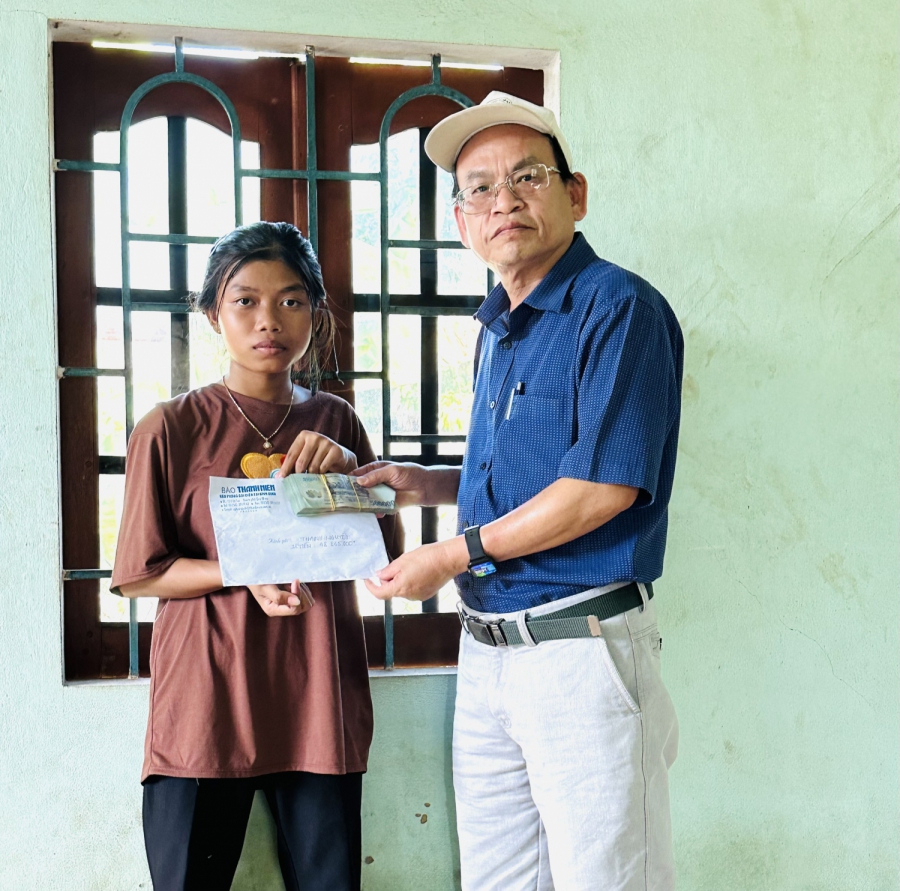 Hội CTĐ trao tiền bạn đọc Báo Thanh niên đợt 2 cho 2 hộ gia đình ở huyện Vân Canh